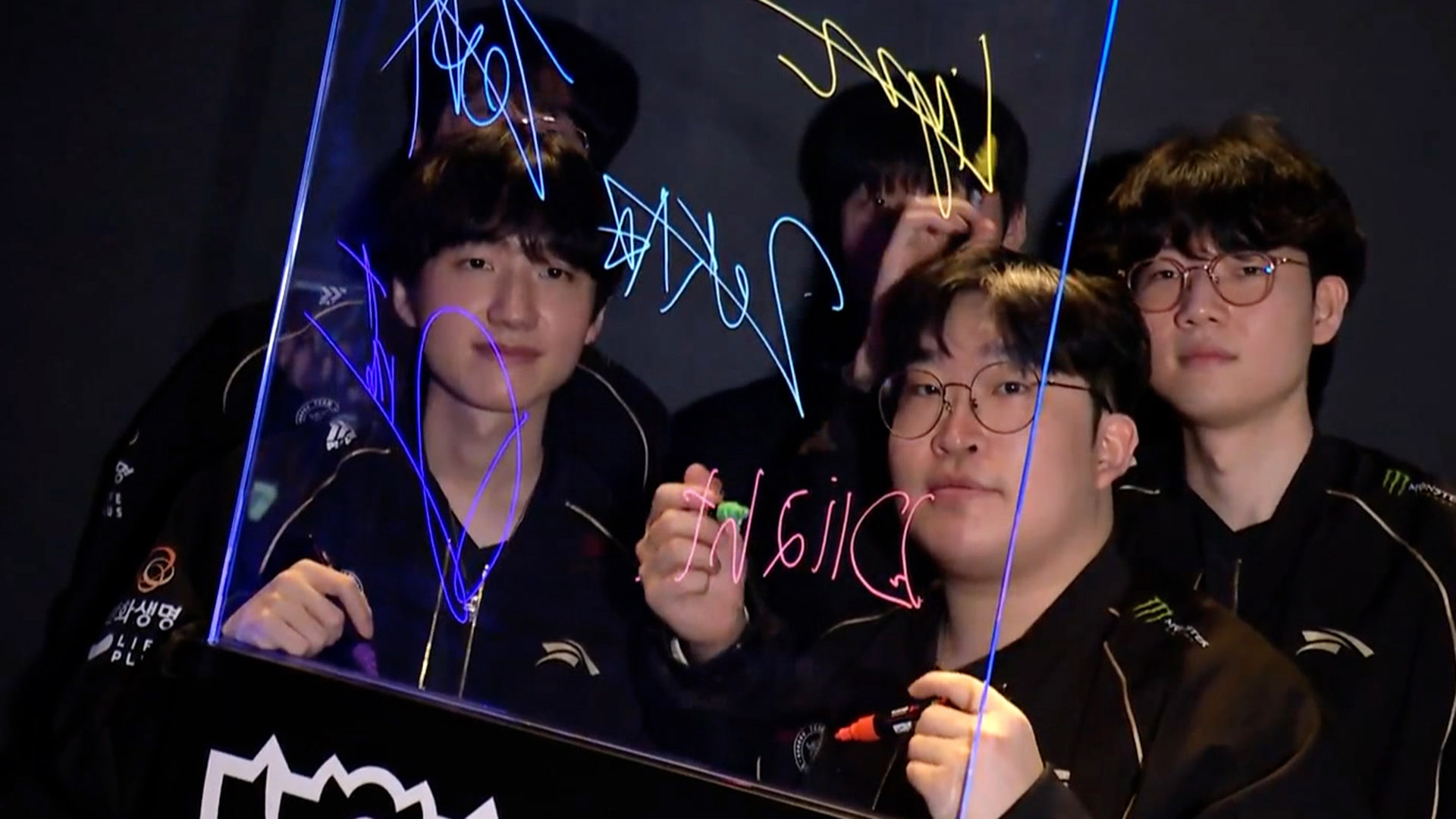 HLE-100T 하이라이트ㅣ10.18ㅣ2025 LoL 월드 챔피언십 스위스 스테이지 썸네일