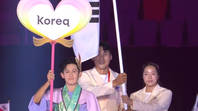 '톱 3 유지가 목표!' 태극기와 함께 입장하는 대한민국 선수단