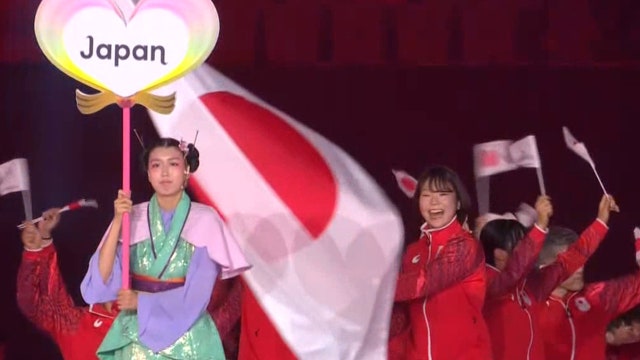 '개최국' 일본 선수단 입장