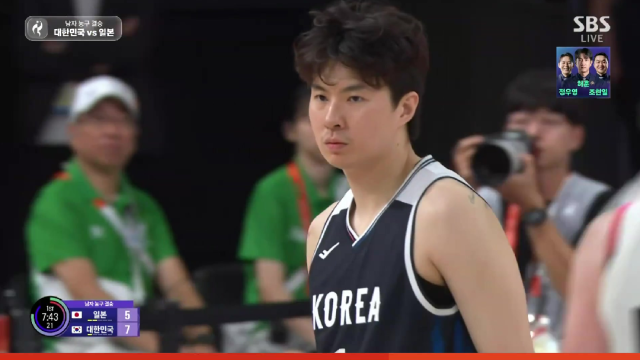 밖으로 빼준 공을 3점포로 꽂는 이현중