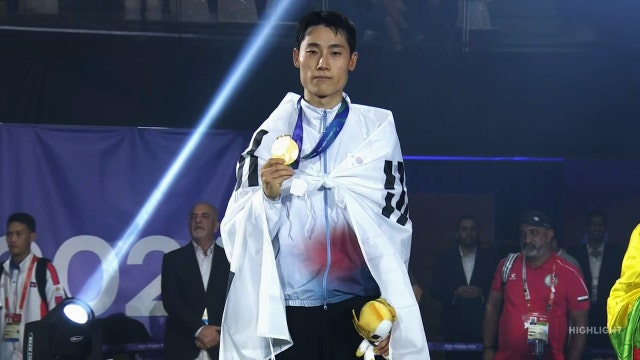 '초대 챔피언!' 시상식에서 금메달을 목에 거는 이준석