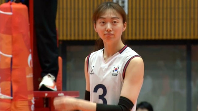 김다인의 동작을 연이어 오버 네트로 판정하는 심판