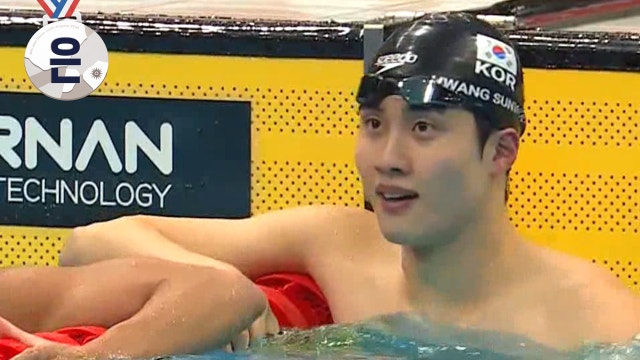 '잘했습니다!' 2위로 은메달을 획득한 황선우