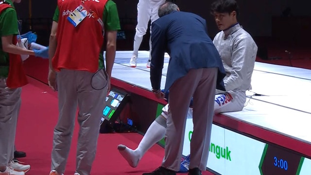 '부상은 절대 안 돼요' 시작하자마자 발이 밟힌 오상욱