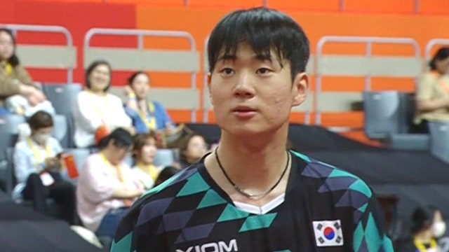 '살짝 길었던 백핸드' 2번째 게임 내주는 오준성