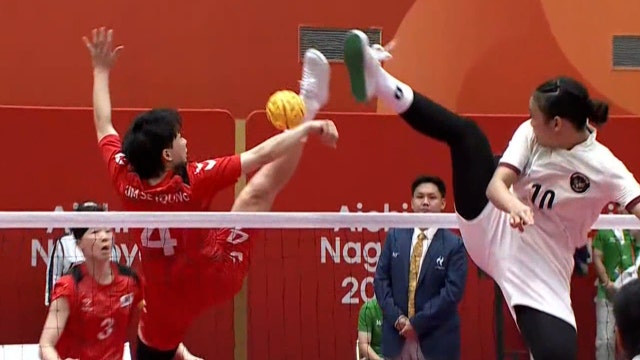'다리 사이로 쏙' 경기를 리드하는 대한민국