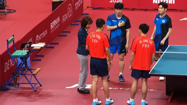 '남북 대결 시작' 32강전에서 만난 대한민국과 북한