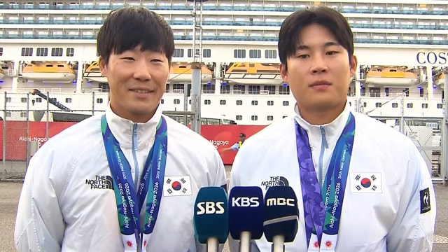 '2관왕 달성!' 금메달을 목에 건 조광희-김효빈